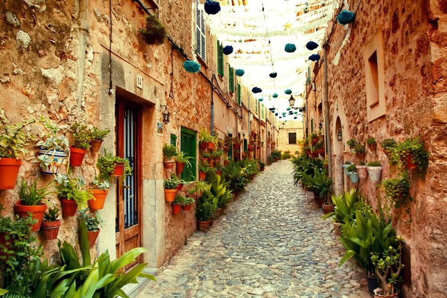 Palma: Tramuntana Full-Day Tour with Sóller Train and Lunch - Sóller guided time, then your chance to wander Modernist streets