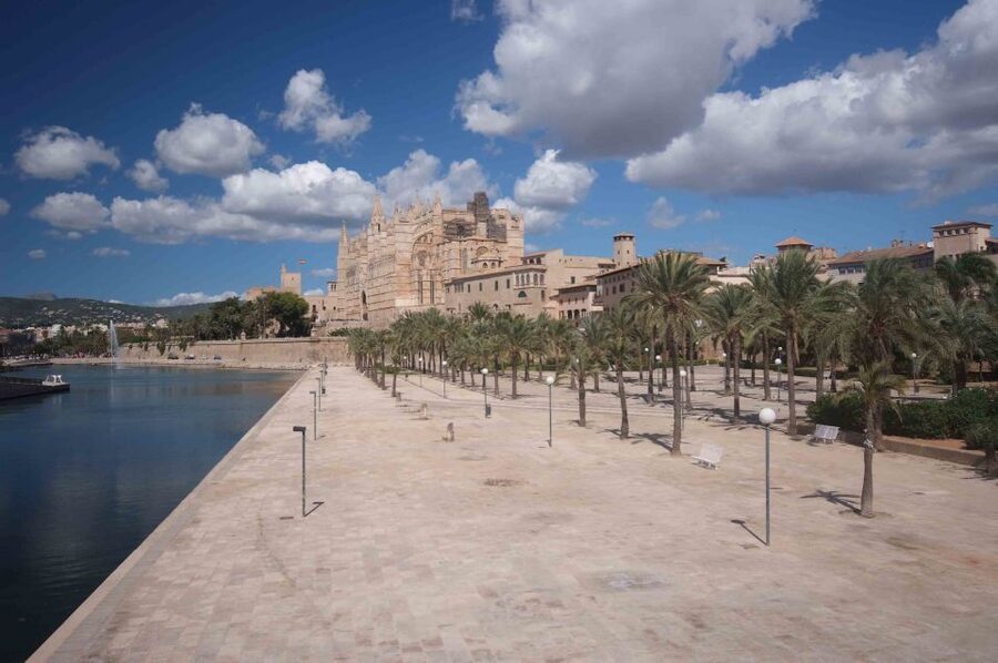Palma: Walking Tour with Mediterranean Delicacies - Es Baluard and the fortress viewpoint you will remember