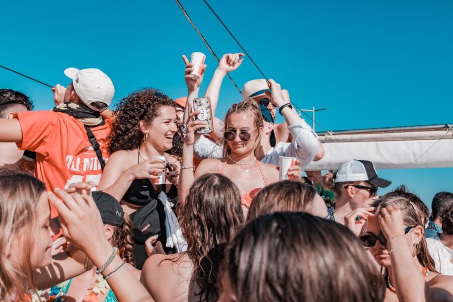 Playa de Palma: Boat Party with DJ, Buffet and Entertainment - A 3-hour Playa de Palma party cruise with a real-deal DJ