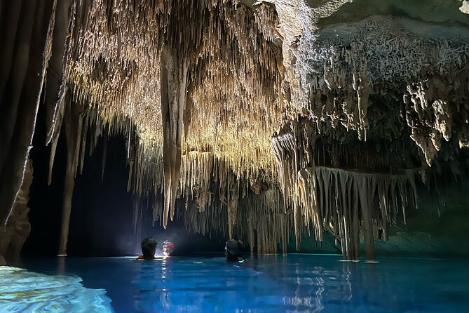 PREMIUM TOUR : Enjoy aquatic caves with caving guides - The meeting point and the short hike that sets the tone