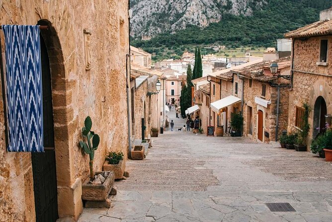 Private Transfers from Palma de Mallorca Airport PMI to Palma in Luxury Van - The 60 minutes free waiting rule, and why flight tracking matters
