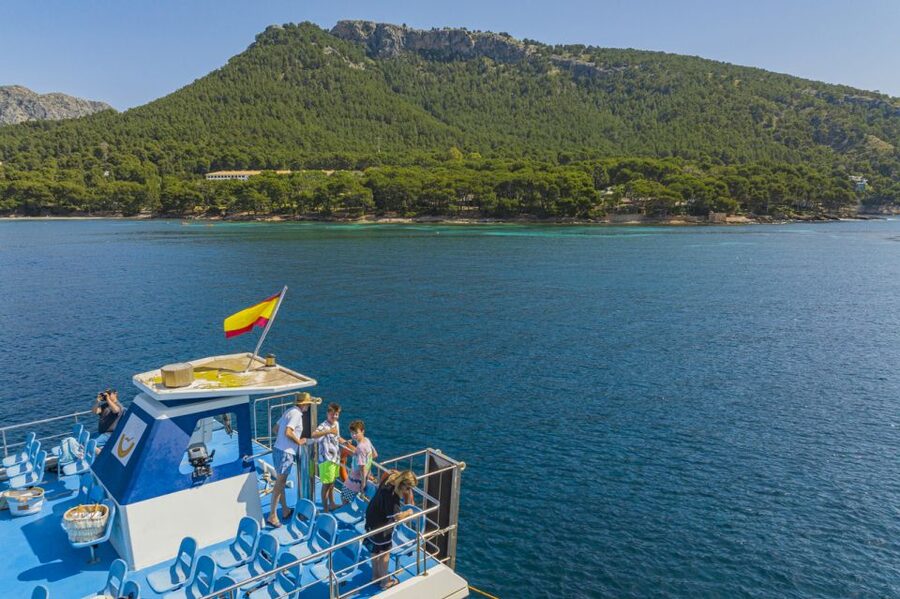 Puerto Pollença: Ferry to Formentor Beach - The Coastline Cruise: Rugged Rocks, Fresh Sea Air, and Good Photo Angles