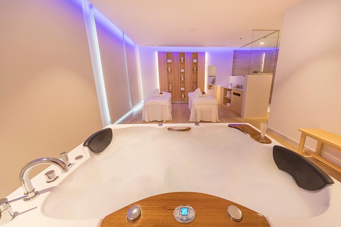 Romantic couple massage + SPA entry and private jacuzzi with cava - Lockers, towel policy, and what you must bring