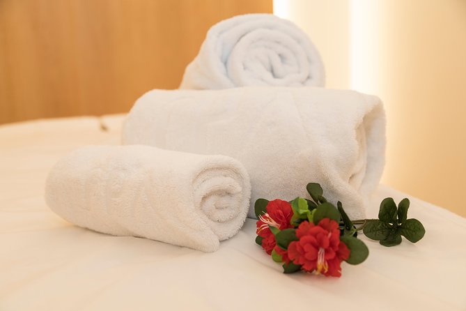 Romantic couple massage + SPA entry and private jacuzzi with cava - What kind of couple should book this?