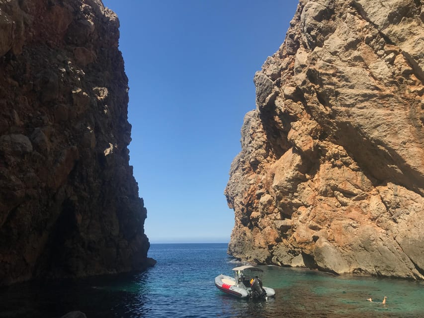Serra de Tramuntana: Canyoning and boat return - Entering Torrent Fondo de Mortitx: jumps, slides, climbs, overhangs