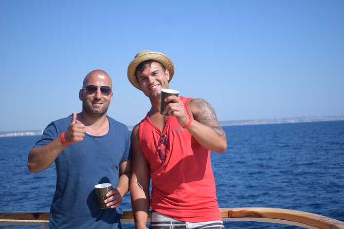 Top rated boat in Mallorca Barca Samba - El Arenal party run with the live DJ