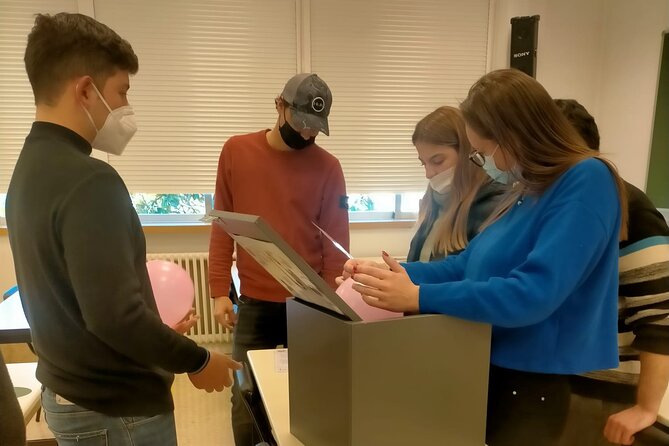 Who is City, urban escape room in Palma de Mallorca - For Families, Friends, and Coworkers: Teamwork Is the Point